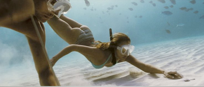 Bất ngờ nhất là những cảnh quay dưới đại dương đã phô diễn hết vẻ đẹp hình thể của Jessica Alba.
