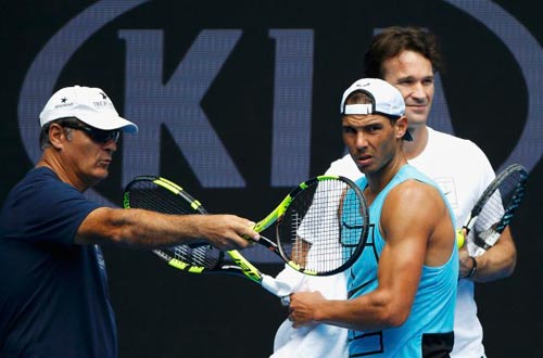 Tin thể thao HOT 9/2: Chú Nadal đề cao Djokovic, Murray - 1