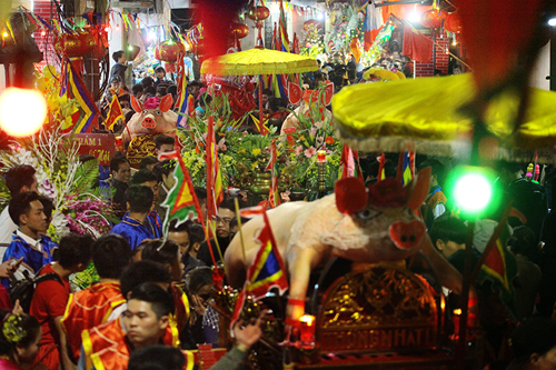 Chật vật rước “ông lợn” khổng lồ tại lễ hội làng La Phù - 4