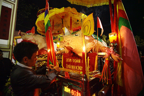 Chật vật rước “ông lợn” khổng lồ tại lễ hội làng La Phù - 2