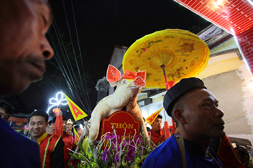 Chật vật rước “ông lợn” khổng lồ tại lễ hội làng La Phù - 3