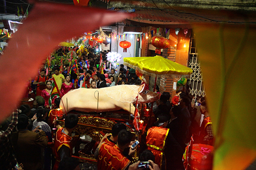 Chật vật rước “ông lợn” khổng lồ tại lễ hội làng La Phù - 9