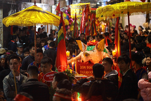 Chật vật rước “ông lợn” khổng lồ tại lễ hội làng La Phù - 7