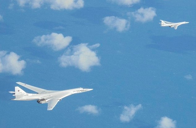 2 máy bay ném bom Nga xuất hiện gần không phận Anh - 1