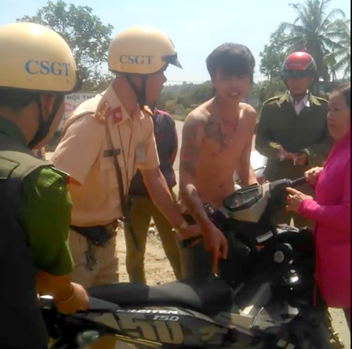 Đắk Nông: Hai mẹ con hợp sức... chống đối CSGT - 1