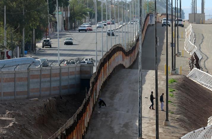 Chi phí &#34;ngút trời&#34; của bức tường biên giới Mỹ-Mexico - 1