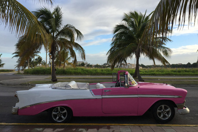 Gái đẹp và xe hơi cổ độc, lạ tràn ngập đường phố Cuba - 4