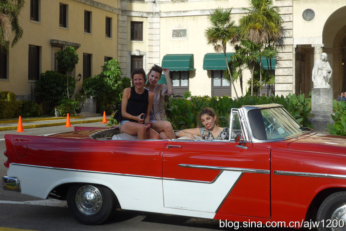 Gái đẹp và xe hơi cổ độc, lạ tràn ngập đường phố Cuba - 3