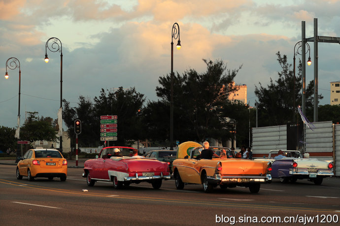 Gái đẹp và xe hơi cổ độc, lạ tràn ngập đường phố Cuba - 2
