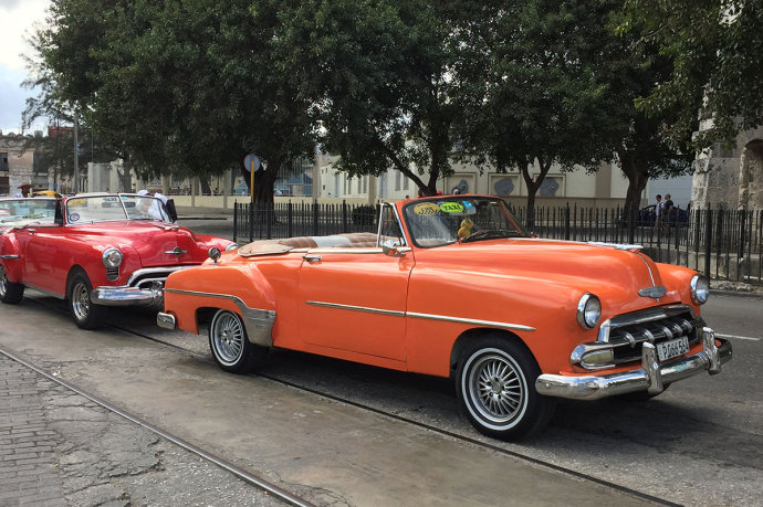 Gái đẹp và xe hơi cổ độc, lạ tràn ngập đường phố Cuba - 8