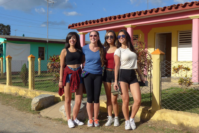 Gái đẹp và xe hơi cổ độc, lạ tràn ngập đường phố Cuba - 9