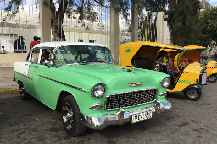 Gái đẹp và xe hơi cổ độc, lạ tràn ngập đường phố Cuba - 6