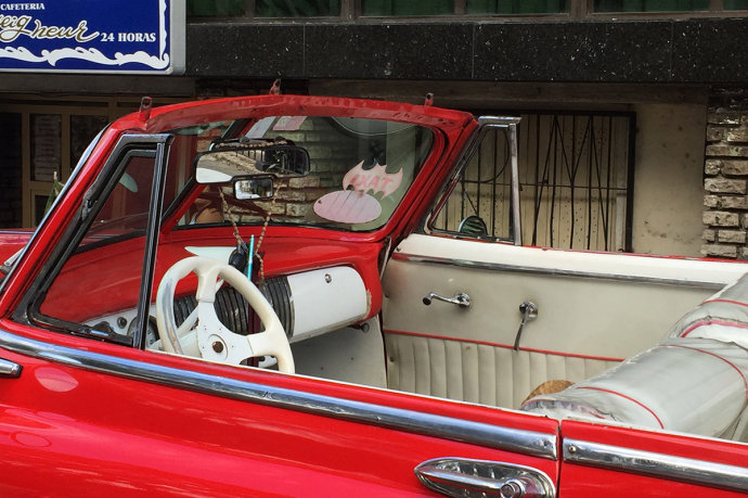 Gái đẹp và xe hơi cổ độc, lạ tràn ngập đường phố Cuba - 10