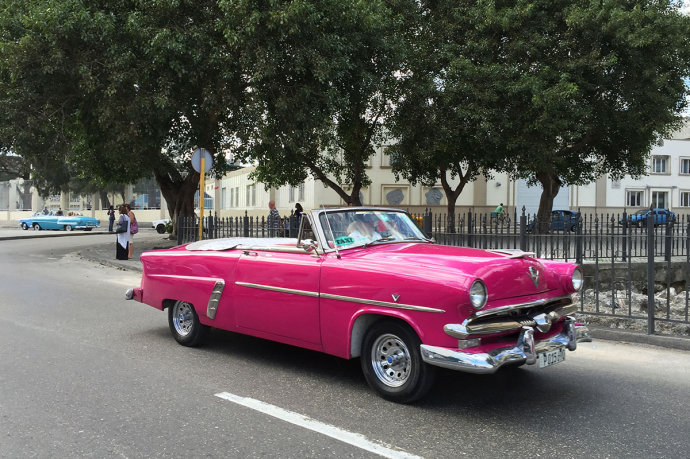 Gái đẹp và xe hơi cổ độc, lạ tràn ngập đường phố Cuba - 1