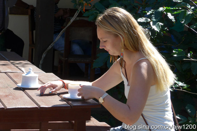 Gái đẹp và xe hơi cổ độc, lạ tràn ngập đường phố Cuba - 13