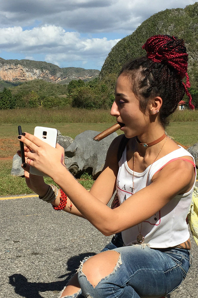 Gái đẹp và xe hơi cổ độc, lạ tràn ngập đường phố Cuba - 15