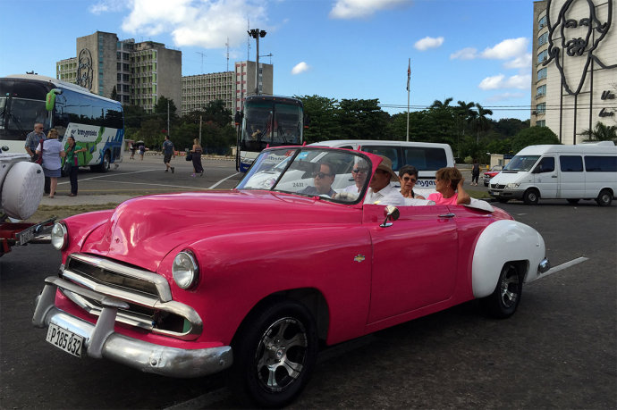 Gái đẹp và xe hơi cổ độc, lạ tràn ngập đường phố Cuba - 12