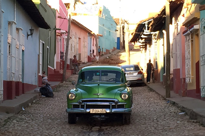 Gái đẹp và xe hơi cổ độc, lạ tràn ngập đường phố Cuba - 14