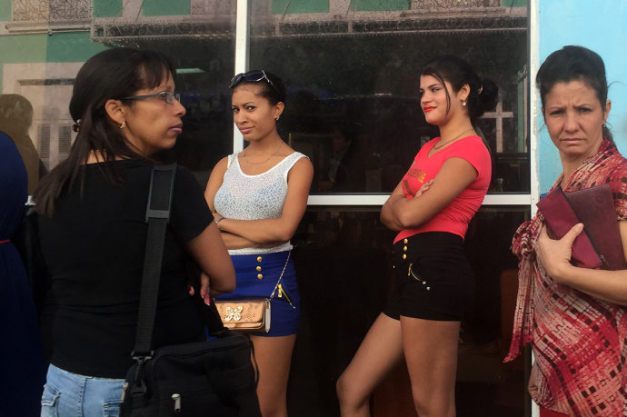 Gái đẹp và xe hơi cổ độc, lạ tràn ngập đường phố Cuba - 6