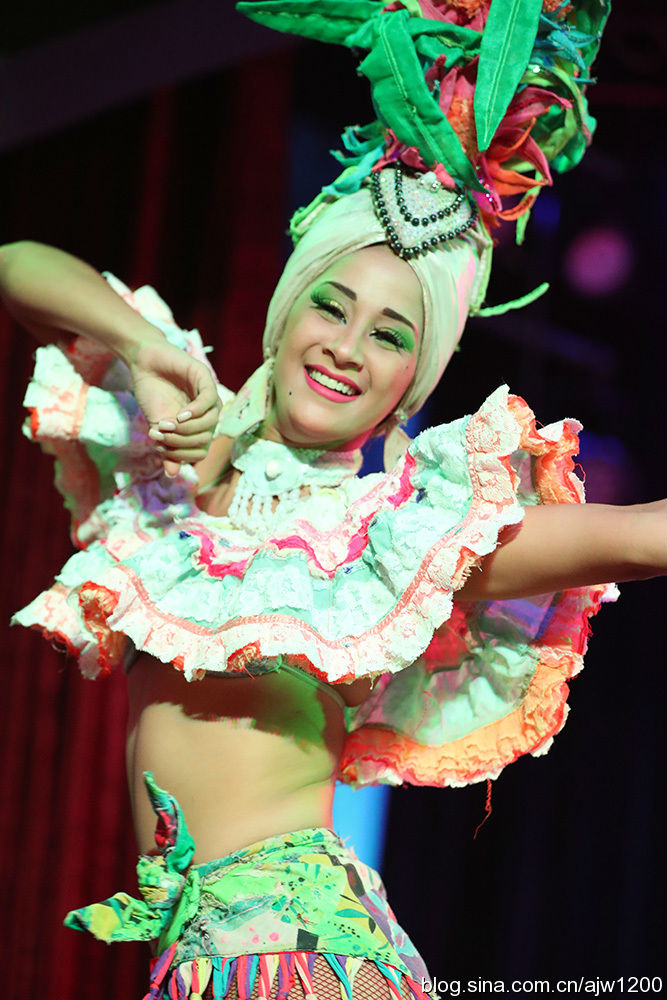 Gái đẹp và xe hơi cổ độc, lạ tràn ngập đường phố Cuba - 4