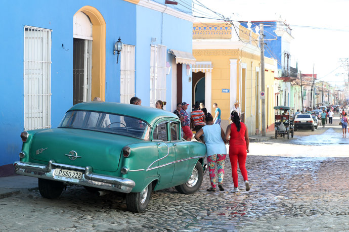 Gái đẹp và xe hơi cổ độc, lạ tràn ngập đường phố Cuba - 3