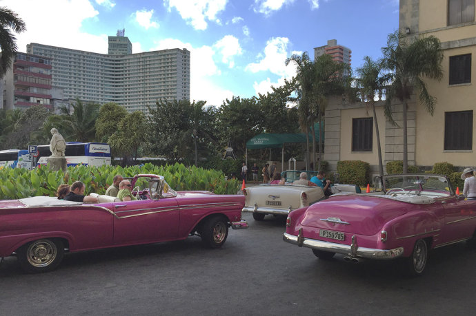 Gái đẹp và xe hơi cổ độc, lạ tràn ngập đường phố Cuba - 5