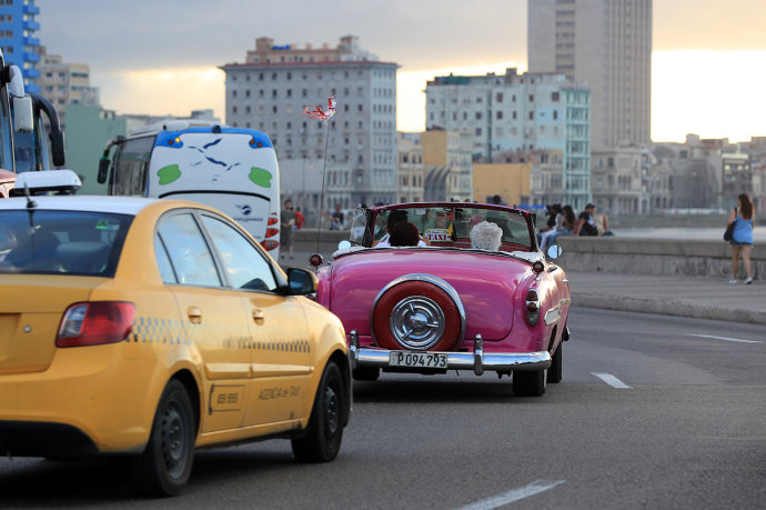 Gái đẹp và xe hơi cổ độc, lạ tràn ngập đường phố Cuba - 9