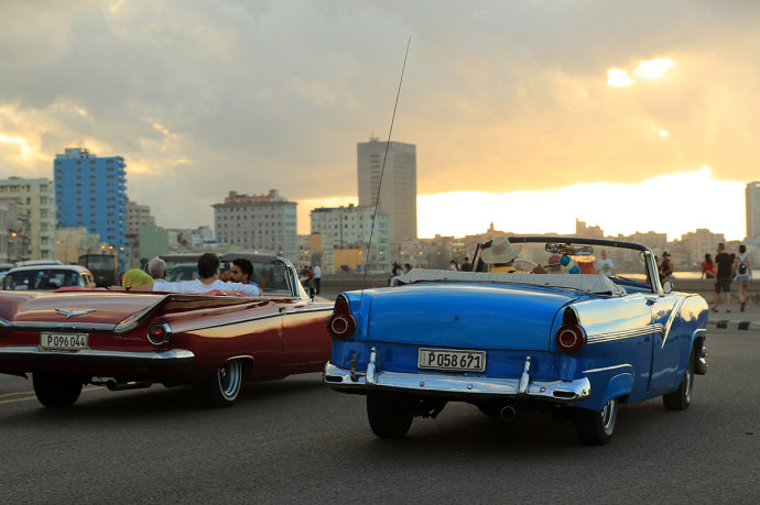 Gái đẹp và xe hơi cổ độc, lạ tràn ngập đường phố Cuba - 11