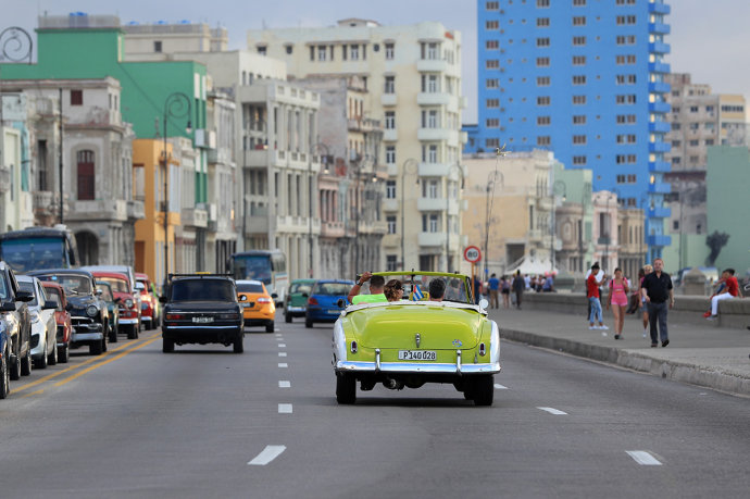 Gái đẹp và xe hơi cổ độc, lạ tràn ngập đường phố Cuba - 7