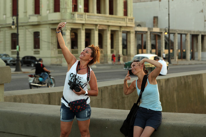 Gái đẹp và xe hơi cổ độc, lạ tràn ngập đường phố Cuba - 10