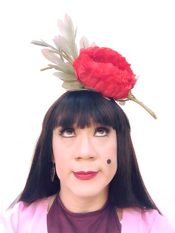 Học theo "Cám" Thành Lộc, Lilly Nguyễn cũng hoa cài mái tóc - 1