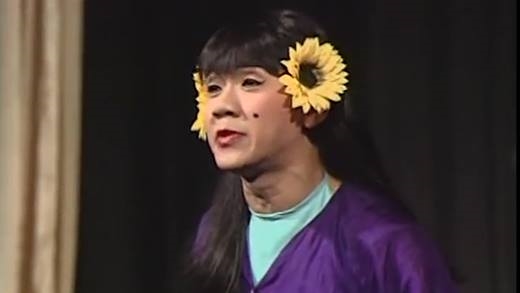 Học theo "Cám" Thành Lộc, Lilly Nguyễn cũng hoa cài mái tóc - 2