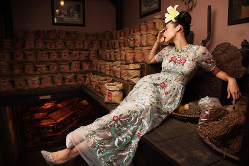 Học theo "Cám" Thành Lộc, Lilly Nguyễn cũng hoa cài mái tóc - 3