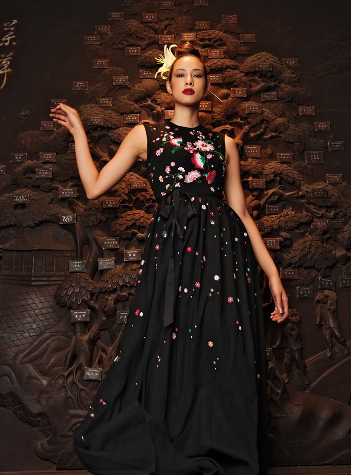 Học theo "Cám" Thành Lộc, Lilly Nguyễn cũng hoa cài mái tóc - 5