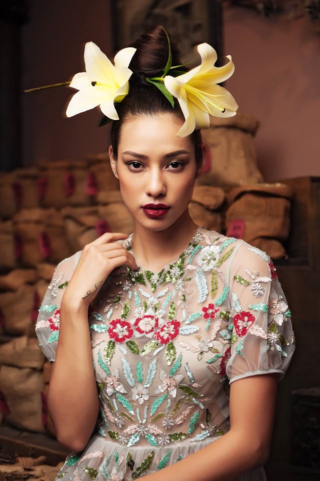 Học theo "Cám" Thành Lộc, Lilly Nguyễn cũng hoa cài mái tóc - 4