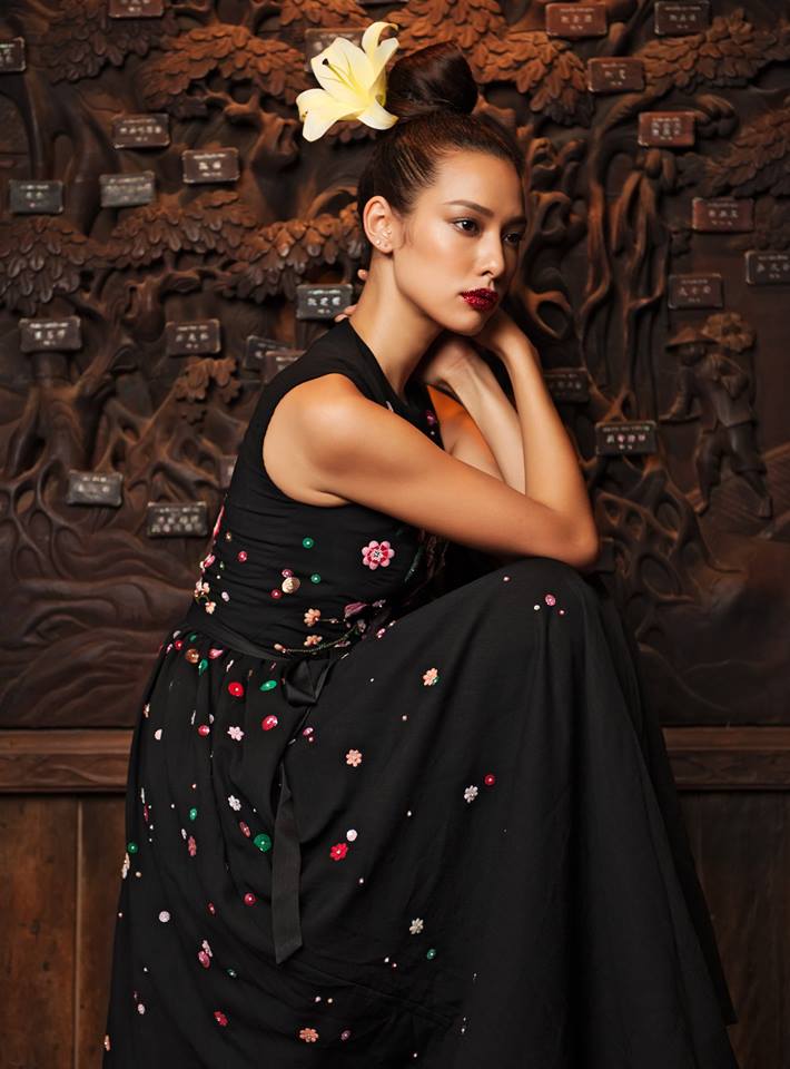 Học theo "Cám" Thành Lộc, Lilly Nguyễn cũng hoa cài mái tóc - 7