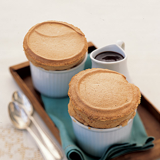 Bánh trứng rán phồng và cà phê Cappuccino dành cho 2 người.
