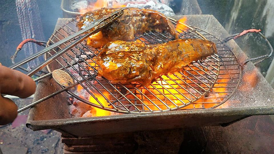 Độc, lạ cá mao ếch nướng muối ớt - 3