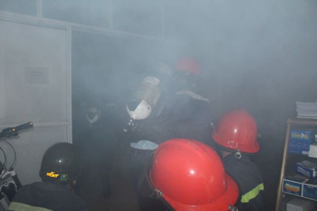 Nghệ An: 5 người la hét kêu cứu trong ngôi nhà cháy - 1