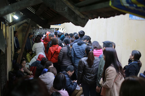 Nghìn người ngồi kín đường dự lễ cầu an tại chùa Phúc Khánh - 1