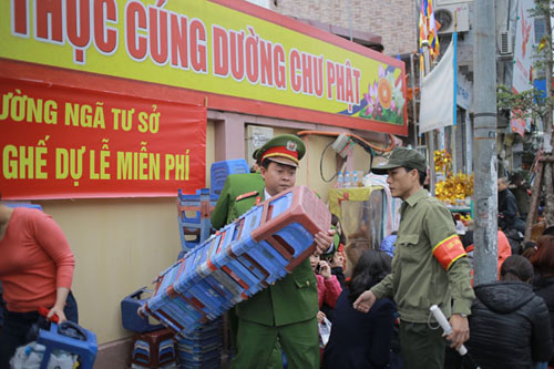 Nghìn người ngồi kín đường dự lễ cầu an tại chùa Phúc Khánh - 2