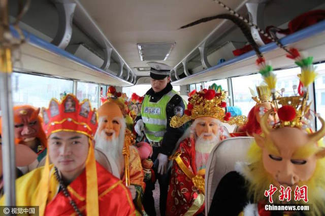 TQ: Cảnh sát tóm “Tôn Ngộ Không” lái xe chở đoàn “Tây du ký” - 2