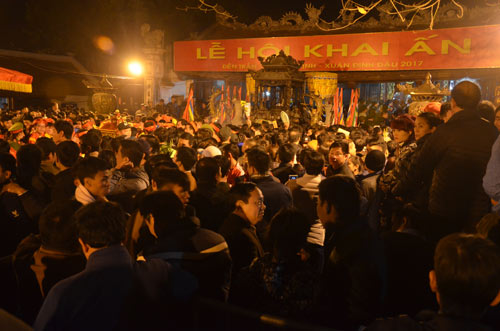 Chen lấn giật lộc, suýt xô đổ ban thờ trong đêm khai ấn đền Trần - 1