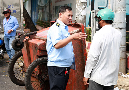 TP.HCM: “Muối mặt” đi xin nước xả sạch nơi tè bậy - 2