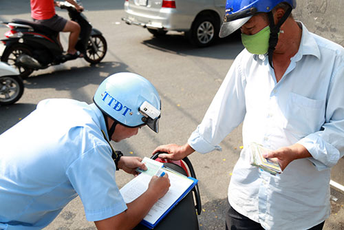 TP.HCM: “Muối mặt” đi xin nước xả sạch nơi tè bậy - 6