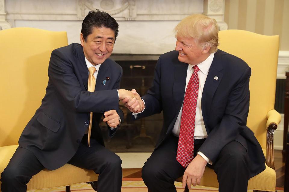 Màn bắt tay lạ chưa từng thấy giữa Trump và Abe - 1