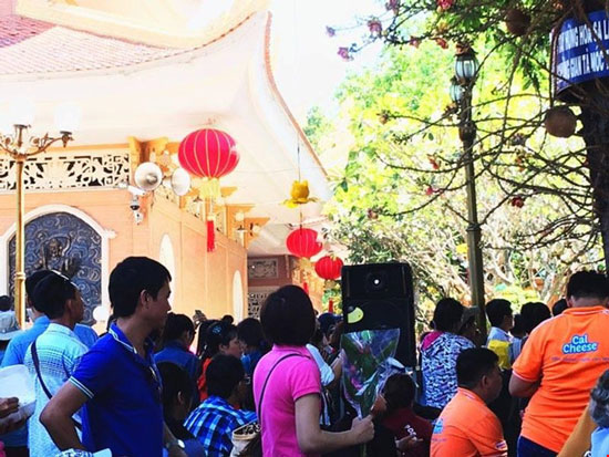 Tết Nguyên tiêu, các mặt hàng cúng tăng giá nhẹ - 1