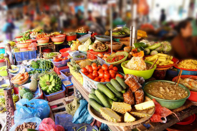 Ẩm thực: Nếu bạn tới Việt Nam và thấy phần lớn người dân địa phương có hình thể đẹp, hãy tìm hiểu chế độ ăn uống của họ. Người dân ở đây ăn nhiều rau quả, ít đồ rán và kết hợp với các loại thảo mộc tươi theo từng mùa.