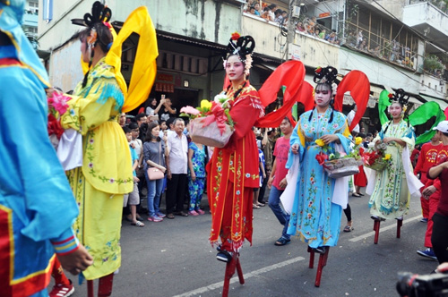 Ngàn người xem biểu diễn Tết Nguyên tiêu của người Hoa ở Sài Gòn - 2