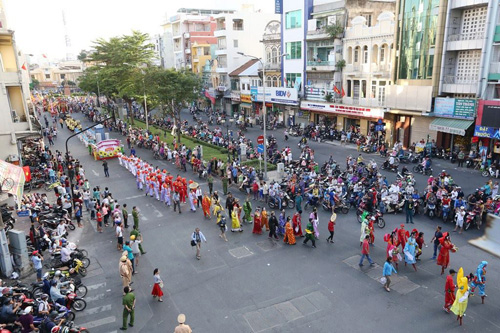 Ngàn người xem biểu diễn Tết Nguyên tiêu của người Hoa ở Sài Gòn - 4